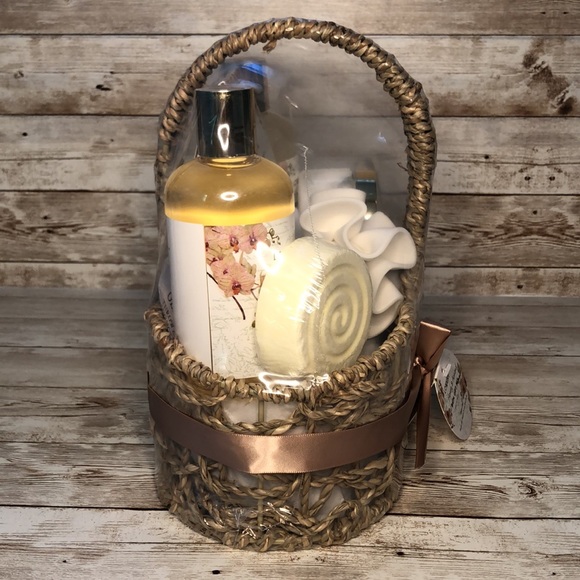 “Lovery” brand, 7 piece bath gift set in honey & almond scent -NWT - Picture 9 of 14